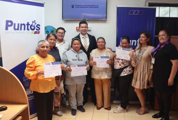 Gobierno Nacional capacita a 100 adultos mayores para incluirlos en el mundo digital