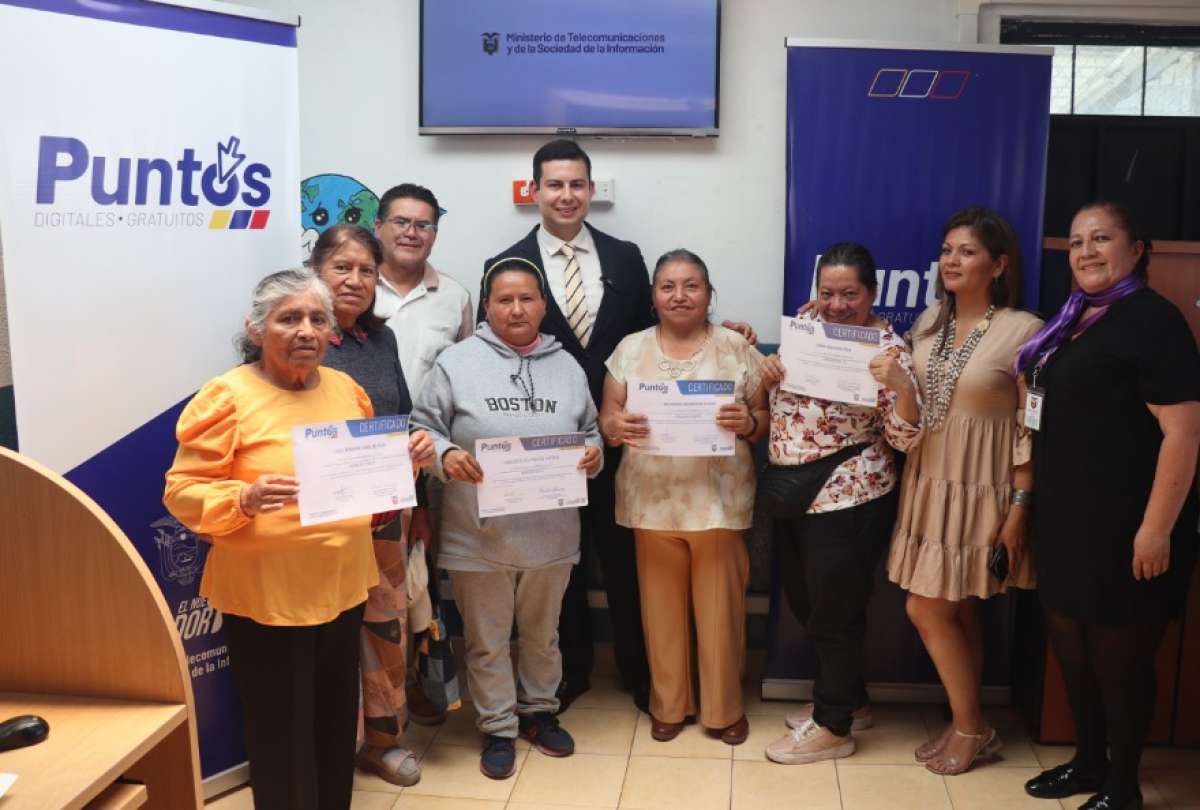 Gobierno Nacional capacita a 100 adultos mayores para incluirlos en el mundo digital