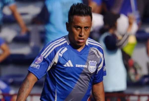 Desde Emelec negaron que el delantero peruano Christian Cueva haya realizado pedidos especiales como una "mansi&oacute;n" para firmar su contrato.