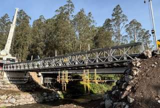 Montaje de segundo puente bailey cierra la v&iacute;a E35 en el sector del r&iacute;o San Pedro, en Sangolqu&iacute;