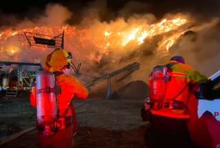 Incendio forestal de gran magnitud afecta la v&iacute;a Al&oacute;ag - Santo Domingo