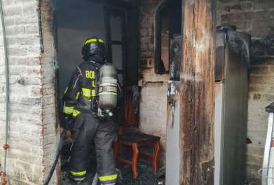 Bomberos combaten un incendio estructural en una vivienda del sector de Lumbis&iacute;.