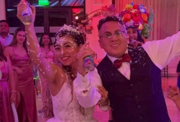 En Quito, una boda se volvi&oacute; viral en las redes sociales luego de que los novios la celebraron en medio del Carnaval.