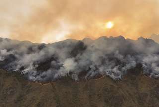 &iexcl;Alerta en Cuenca! Grave incendio consume parte del Parque Nacional Cajas
