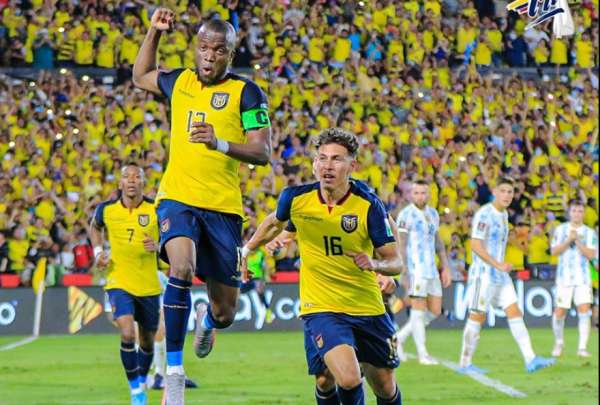 &Eacute;nner Valencia (izq.) celebra su gol ante Argentina, en el Monumental