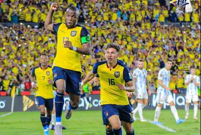 &Eacute;nner Valencia (izq.) celebra su gol ante Argentina, en el Monumental