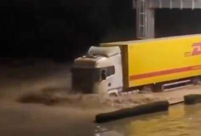 El atrevido cruce captado en video se vuelve viral mientras Valencia enfrenta una de las peores inundaciones en d&eacute;cadas.