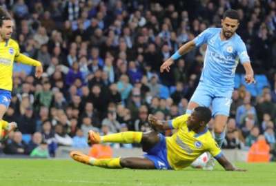 Mois&eacute;s Caicedo se barre para evitar un gol durante el partido ante Manchester City