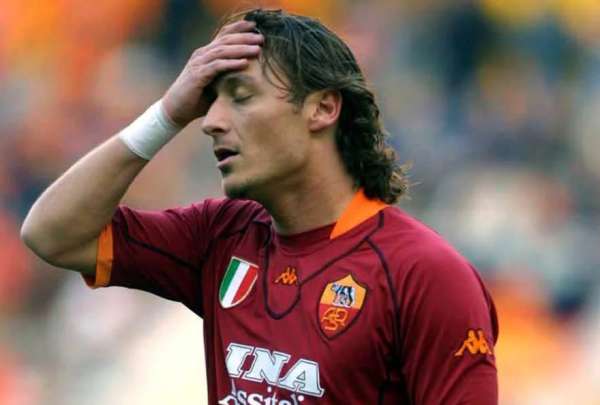 Totti se baj&oacute; de la Noche Amarilla