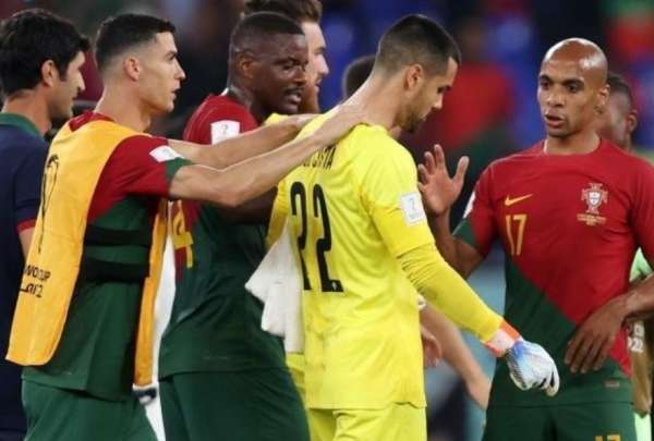 El guardameta Diogo Costa es consolado por sus compa&ntilde;eros, tras el error que pudo costarle a Portugal. 