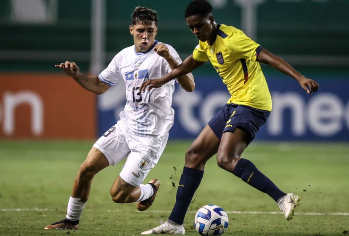 Davis Bautista (der.) controla el bal&oacute;n ante la marca de Emiliano Rodr&iacute;guez. 