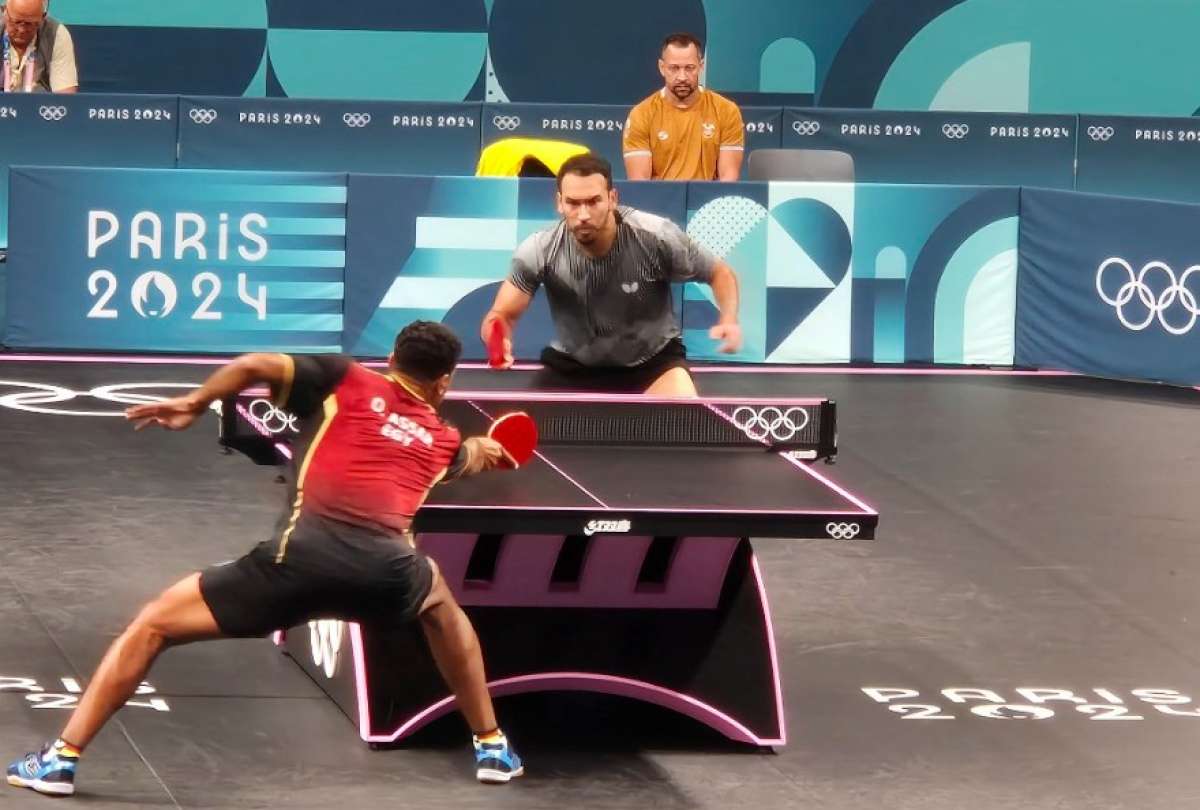 Alberto Mi&ntilde;o (der.) cay&oacute; en los dieciseisavos de final con el egipcio Omar Assar.