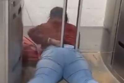 Un mujer se ator&oacute; en el Transmilenio al no querer pagar. 