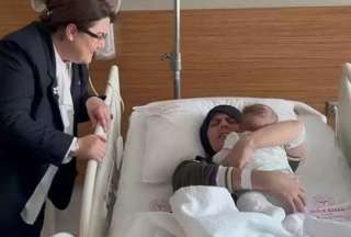 Beb&eacute; rescatada con vida tras el terremoto en Tuqu&iacute;a se reencontr&oacute; con su madre