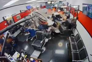 Las im&aacute;genes muestran el momento en que el Porsche ingres&oacute; violemtamente a la barber&iacute;a.
