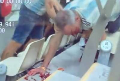 Un hincha argentino termin&oacute; con sangre en el rostro, tras incidente con los mexicanos en el estadio de Lusail.
