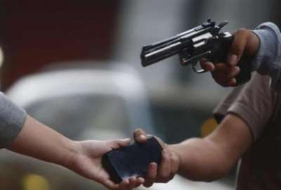 Un ladr&oacute;n le roba a una mujer a vista de conductores y peatones