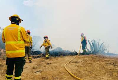 Los Bomberos trabajan en un incendio forestal en Pusuqu&iacute;.