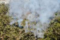Personal del Cuerpo de Bomberos busca acabar con el fuego.