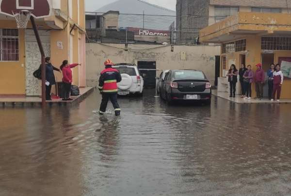 El Cuerpo de Bomberos atendi&oacute; varias emergencias por acumulaci&oacute;n de agua en Quito.