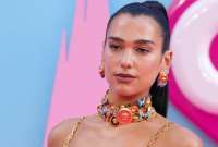 Dua Lipa fue retratada mientras una artista hacía fila en un concierto.