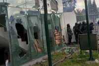 Manifestantes atacaron el edificio de la Contraloría General del Estado