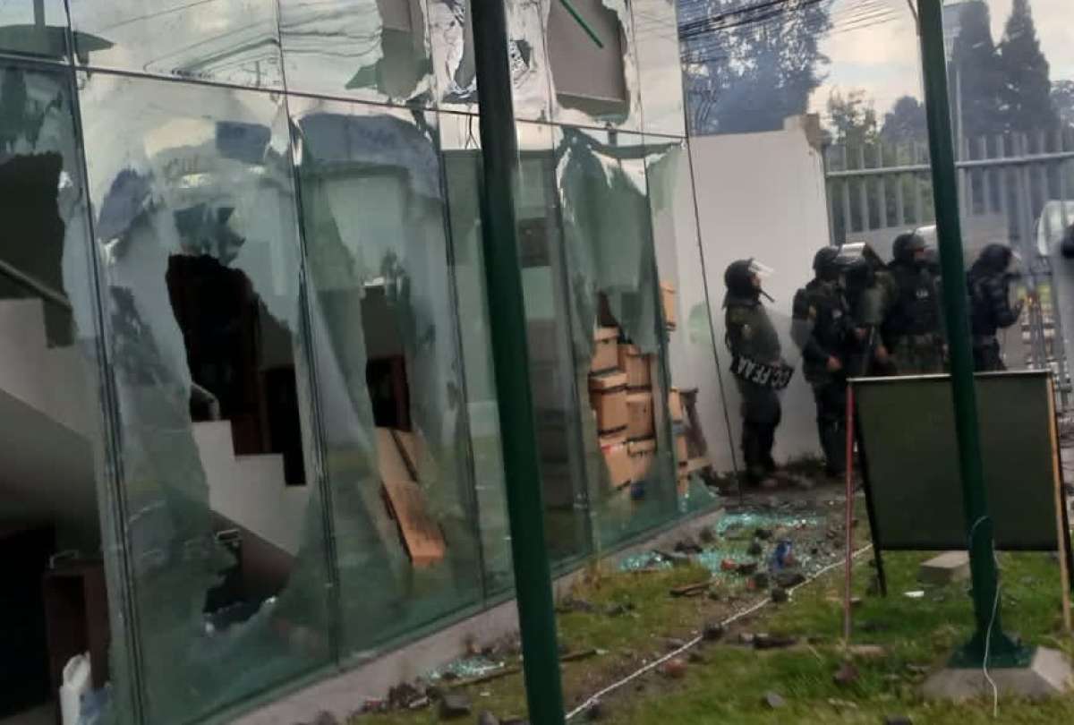 Manifestantes atacaron el edificio de la Contraloría General del Estado