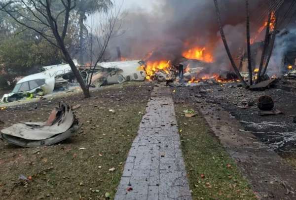 Personal de primeros auxilios llegaron al punto para asistir a las v&iacute;ctimas y evacuar la v&iacute;a.