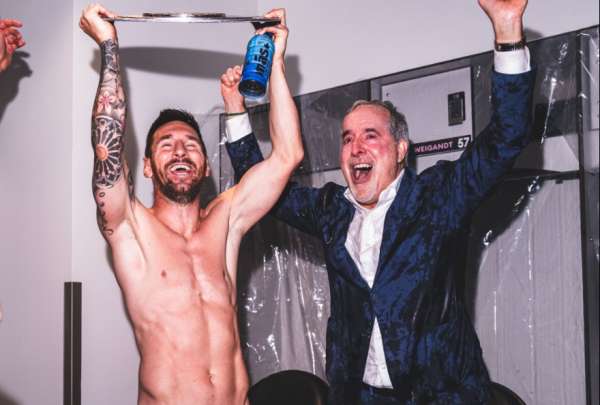 Leo Messi (izq.) sum&oacute; el t&iacute;tulo 46 a su carrera profesional. 