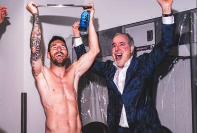 Leo Messi (izq.) sum&oacute; el t&iacute;tulo 46 a su carrera profesional. 