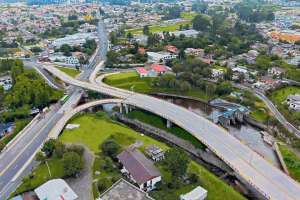 En el sector de El Tri&aacute;ngulo, ingreso de Quito al Valle de Los Chillos, se realizan trabajos de repavimentaci&oacute;n vial.