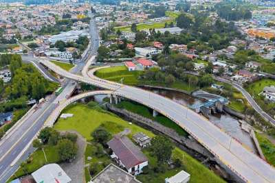 En el sector de El Tri&aacute;ngulo, ingreso de Quito al Valle de Los Chillos, se realizan trabajos de repavimentaci&oacute;n vial.