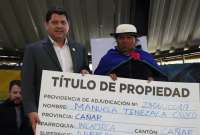 El ministro Danilo Palacios entregó los títulos de propiedad.