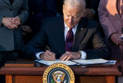 Biden firma una ley que facilita el env&iacute;o de armamento a Ucrania