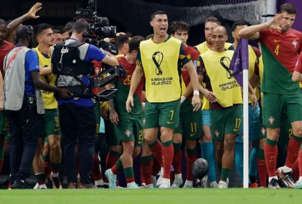 Cristiano Ronaldo celebr&oacute; los goles de sus compa&ntilde;eros en el cotejo ante Suiza