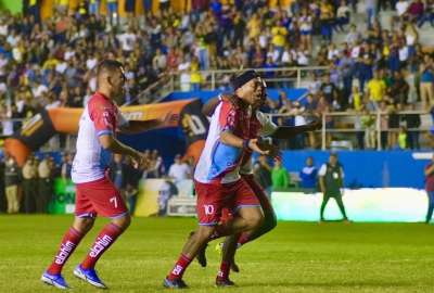 Ronaldinho jug&oacute; un amistoso en el estadio Jocay.