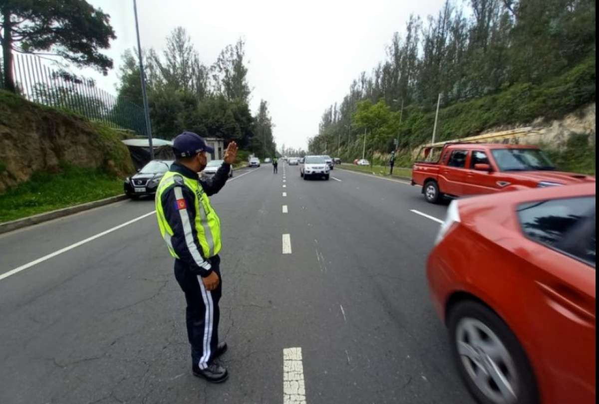 Quienes incumplan la medida del ‘Pico y Placa’ en Quito recibirán una multa económica. Conozca el calendario de circulación. 