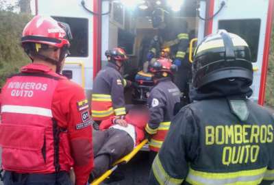 Bomberos atienden accidente de tr&aacute;nsito en Lloa.
