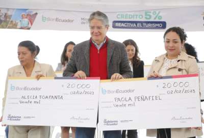 Adem&aacute;s, el Primer Mandatario particip&oacute; de la implementaci&oacute;n del proyecto &lsquo;Hincha de mi Barrio&rsquo; en un colegio de Quito.