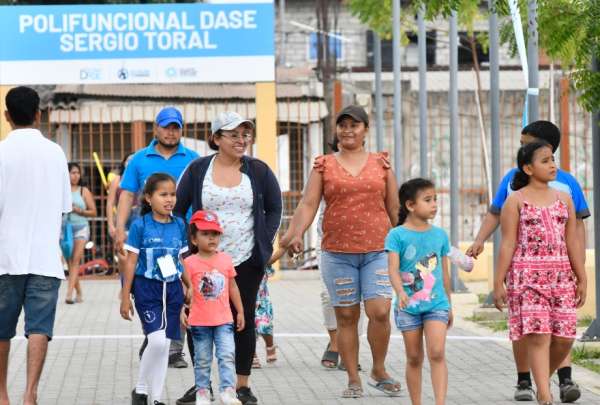 En el Polifuncional de la cooperativa Sergio Toral de Guayaquil, los ciudadanos reciben servicios de salud, inclusi&oacute;n social y deportes. 