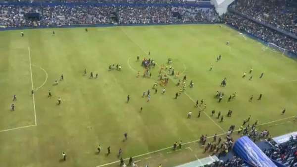 Hinchas de Emelec invadieron la cancha tras el partido con Delf&iacute;n