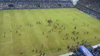 Hinchas de Emelec invadieron la cancha tras el partido con Delf&iacute;n