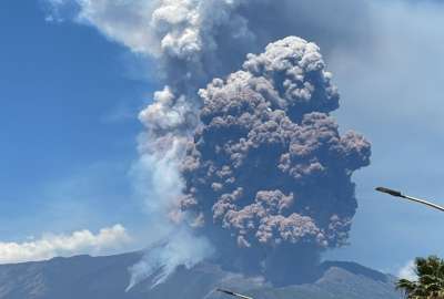 La eurupción del volcán Etna, en Sicilia, provocó una columna de humo y ceniza de aproximadamente dos kilómetros.