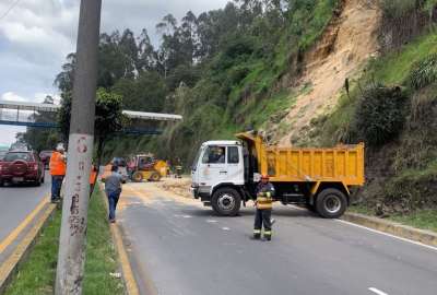 Deslizamiento de tierra gener&oacute; congesti&oacute;n en la autopista General Rumi&ntilde;ahui