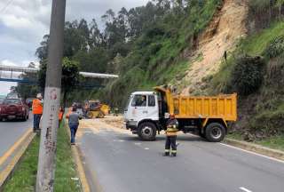 Deslizamiento de tierra gener&oacute; congesti&oacute;n en la autopista General Rumi&ntilde;ahui