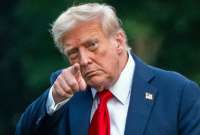 Hallan una dedicatoria de Trump en una tarjeta de cumplea&ntilde;os para Jeffrey Epstein.