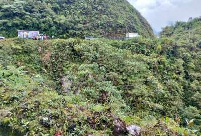 Un veh&iacute;culo cae al abismo en el km 40 de la v&iacute;a Baeza &ndash; Tena