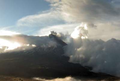 Volc&aacute;n Cotopaxi emite una columna de gases y vapor