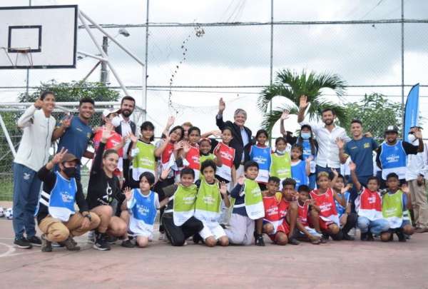 Guillermo Lasso (centro), presidente de la Rep&uacute;blica, posa con un grupo de deportistas