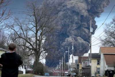 La explosi&oacute;n controlada provoc&oacute; una nube de humo de sustancias t&oacute;xicas en Ohio.